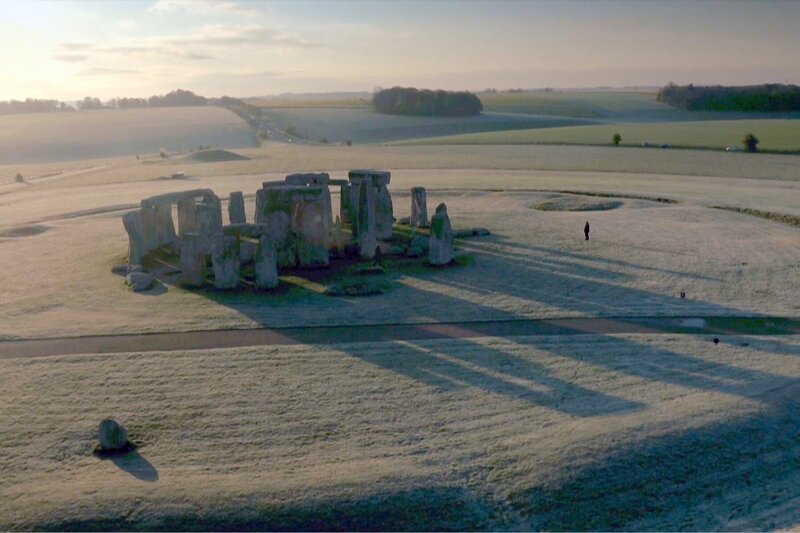 Das südwestlich von London gelegene Stonehenge ist eines der berühmtesten und zugleich rätselhaftesten prähistorischen Bauwerke der Welt. – Bild: Tournez S’Il Vous Plait Production Foto: ARTE France