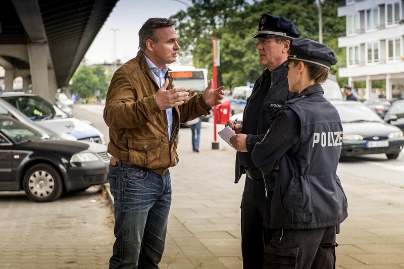 Freddy Eilrich (Oliver Breite, l.) ist sich sicher, von dem Roma-Jungen bestohlen worden zu sein und möchte bei Hans (Bruno F. Apitz, M.) und Franzi (Rhea Harder-Vennewald, r.) eine Anzeige aufgeben. – Bild: PLURIMEDIA (ZDF /​ Boris Laewen)