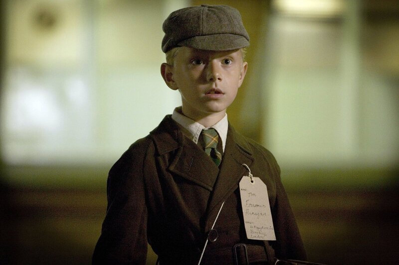 Gwen hat eine Erscheinung von Tom Flanaghan (Christopher Greene), der ganz allein auf dem Bahnhof steht … – Bild: AXN Sci-fi