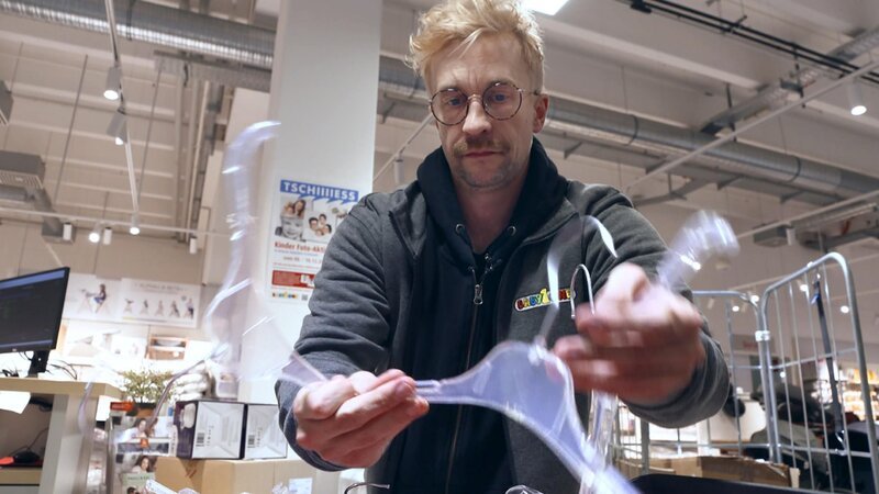 Jan Weischer im Einzelhandel. – Bild: RTL /​ BabyOne