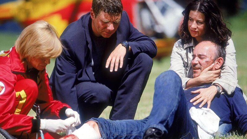 Kurt Gärtner (Hakon Hirzenberger, 2.v.r.) hat versehentlich den falschen Mann für den gehalten, der seine Frau überfallen hat und Tim (Markus Siebert) beinahe mit einer Axt erschlagen. Dessen Frau Bea (Barbara Redl) konnte jedoch noch rechtzeitig Dr. Thaler (Roswitha Meyer) zur Hilfe rufen … – Bild: RTL /​ Miguel Dieterich