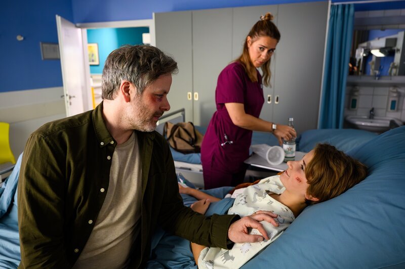 Von links: Daniel Lorenz (Nicholas Reinke), Elisabeth Hertz (Henrike Hahn), „Toni“ Lorenz (Tilda Herwig) – Bild: ZDF und Martin Kaufhold