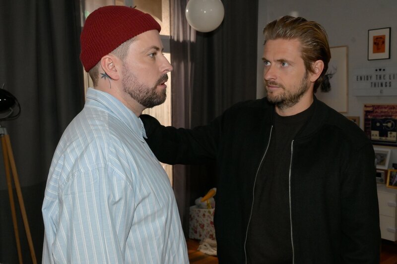 Philip (Jörn Schlönvoigt, r.) schiebt seine Sorgen John (Felix von Jascheroff) zuliebe beiseite. – Bild: RTL
