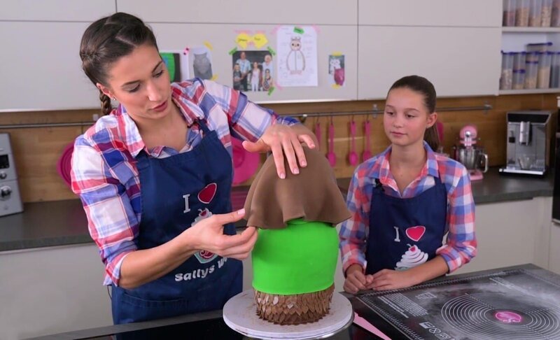 Gemeinsam mit ihrem jungen Gast Sarah backt die Foodbloggerin Sally Özcan eine besondere Torte. – Bild: MG RTL D
