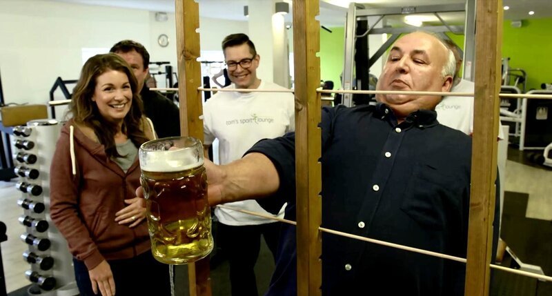 Albert Schmidt (rechts mit Bier) tritt gegen drei starke Männer an. Links: Claudia Pupeter. – Bild: BR/​south & browse GmbH
