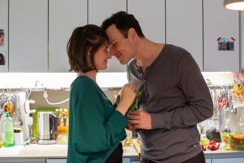 Für Christoph (Peter Becker) ist es schwer, mit Annika (Eva Bay) eine Beziehung zu führen, ohne sie berühren zu dürfen. – Bild: Delia Woehlert /​ ZDF