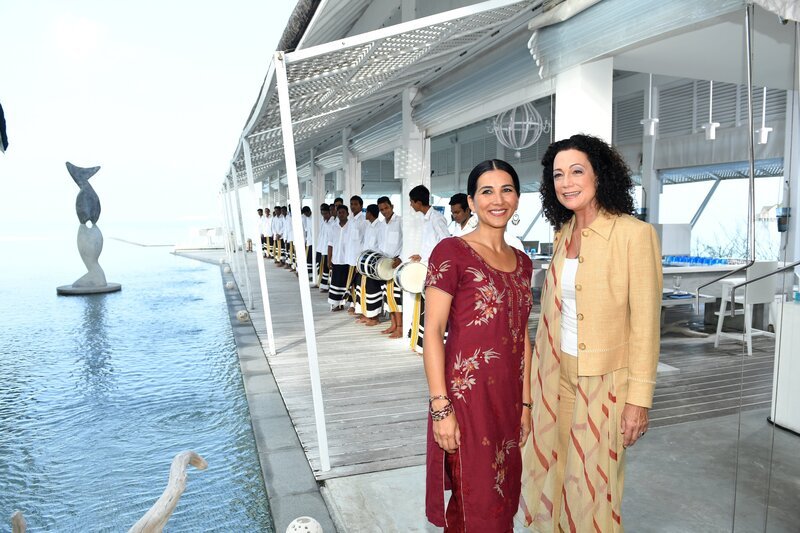 Amita (Vanida Karun), Hanna Liebhold (Barbara Wussow). – Bild: Dirk Bartling /​ ZDF