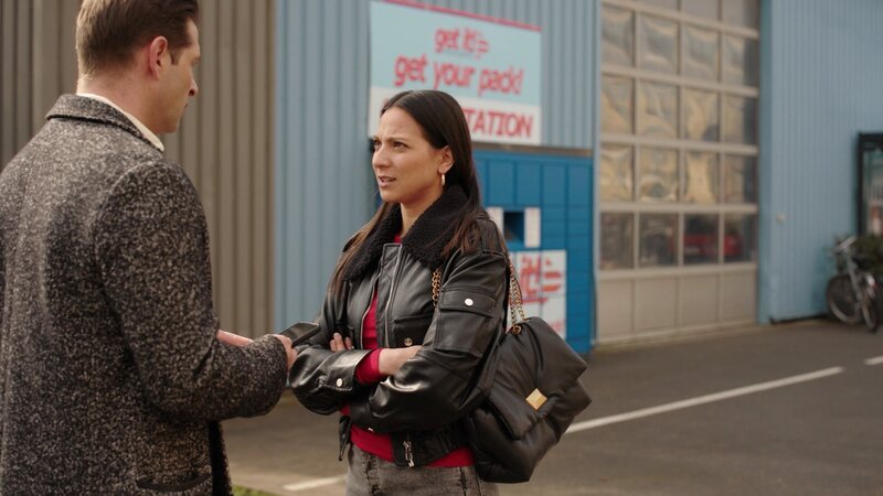 Deniz (Igor Dolgatschew) gibt Charlottes „Charlies“ (Shaolyn Fernandez) Vorschlag nur zögerlich nach. – Bild: RTL