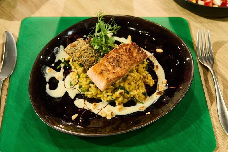 Leibgericht: Gebratener Lachs mit Möhren-Spinat-Risotto und Zitronen-Parmesan-Sauce von Carmen Soudani – Bild: ZDF und Gunnar Nicolaus./​Gunnar Nicolaus