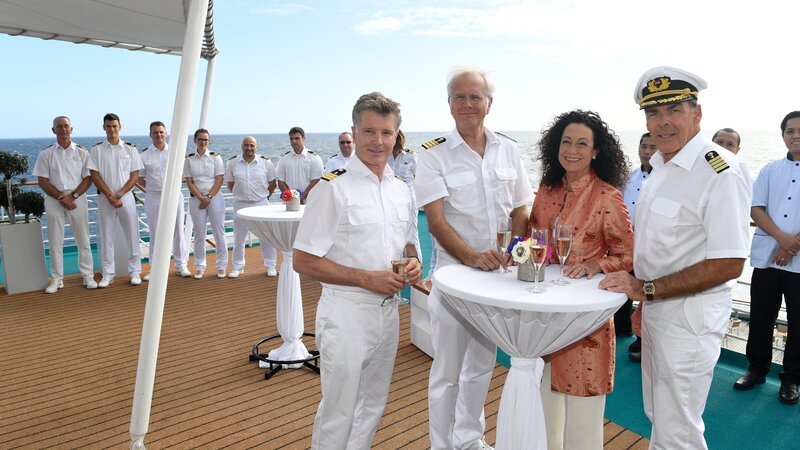 Mit Hanna Liebhold (Barbara Wussow, 2.v.r.) bereichert wieder eine Frau die Crew um Kapitän Burger (Sascha Hehn, r.), Oskar Schifferle (Harald Schmidt, 2.v.l.) und Dr. Sander (Nick Wilder, l.). – Bild: ZDF