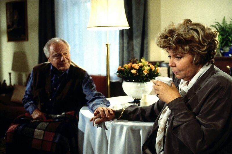 10. Onkel Albert (Rolf Castell) und Tante Mathilde (Andrea Brix) versuchen, sich gegenseitig zu trösten. – Bild: ZDF und Hermann Roth./​Hermann Roth