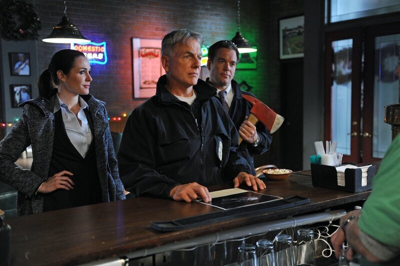Pictured left to right: Danielle Bisutti as Ashley Winter, Mark Harmon as Leroy Jethro Gibbs and Michael Weatherly as Anthony DiNozzo – Bild: CBS Broadcasting, Inc.