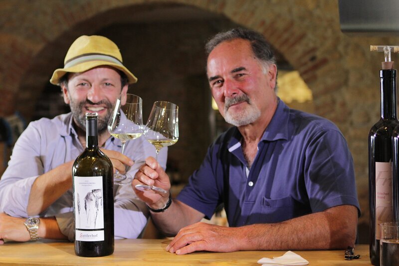 Max und Bernd Pischetsrieder verkosten Wein. – Bild: BR/Andre Goerschel Max und Bernd Pischetsrieder verkosten Wein. – Bild: BR/Andre Goerschel