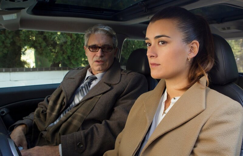 Während das Team eine Verbindung zwischen einem toten Journalisten und einem Marineoffizier untersucht, wird Ziva (Cote de Pablo, r.) vom Besuch ihres Vaters, Mossad Director Eli David (Michael Nouri, l.), aus der Bahn geworfen … – Bild: CBS Broadcasting, Inc.