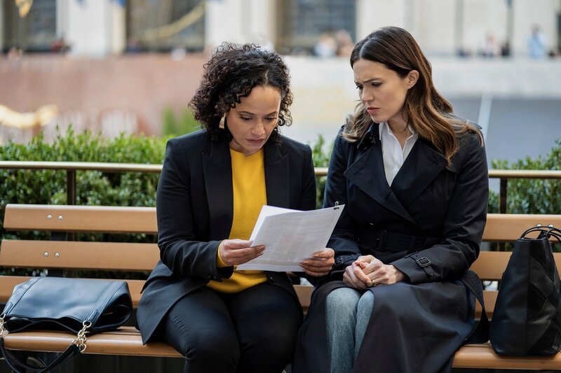 Kim (Judy Reyes, l.) und Benita Alexander (Mandy Moore). – Bild: RTL /​ TM and Peacock TV LLC. All Rights Reserved.