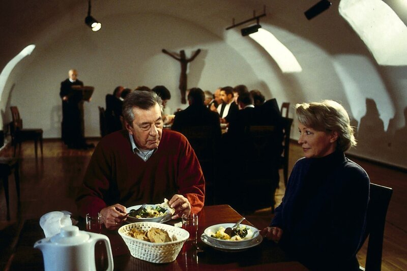 4. Bei seinem Klosteraufenthalt lernt Berthold Sanwaldt (Günter Mack) eine sympathische Frau (Karin Anselm) kennen. – Bild: ZDF und Hermann Roth./​Hermann Roth