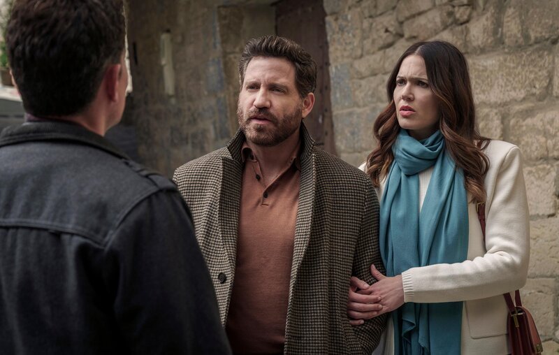 Dr. Paolo Macchiarini (Edgar Ramírez) und Benita Alexander (Mandy Moore). – Bild: Mit Gottes Segen /​ TM and Peacock TV LLC. All Rights Reserved.