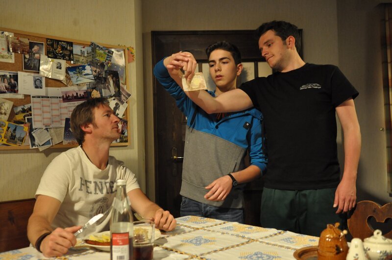 Als sich herausstellt, dass Flori der Besitzer des Geldes ist, gibt Felix es ihm schweren Herzens zurück. Von links: Gregor Brunner (Holger M. Wilhelm), Felix Kramer (Shayan Hartmann) und Florian Brunner (Tommy Schwimmer). – Bild: BR/​Jo Bischoff