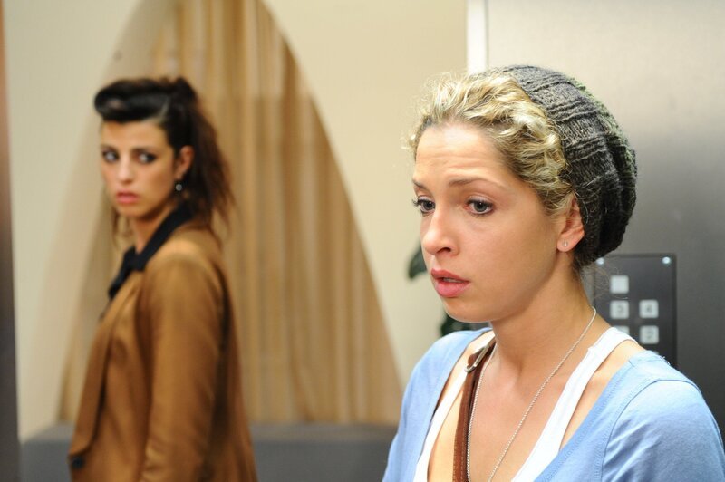 Das unerwartete Wiedersehen zwischen Carla (Sarah Mühlhause, l.) und Nina (Maria Wedig, r.) reißt bei beiden Wunden der Vergangenheit auf … – Bild: SAT.1 /​ Oliver Ziebe