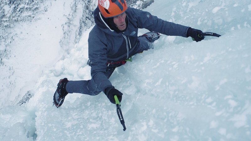 Conrad Anker klettert durch eine mit Eis bedeckte Wand. – Bild: SRF/​NGC NETWORK US, LLC