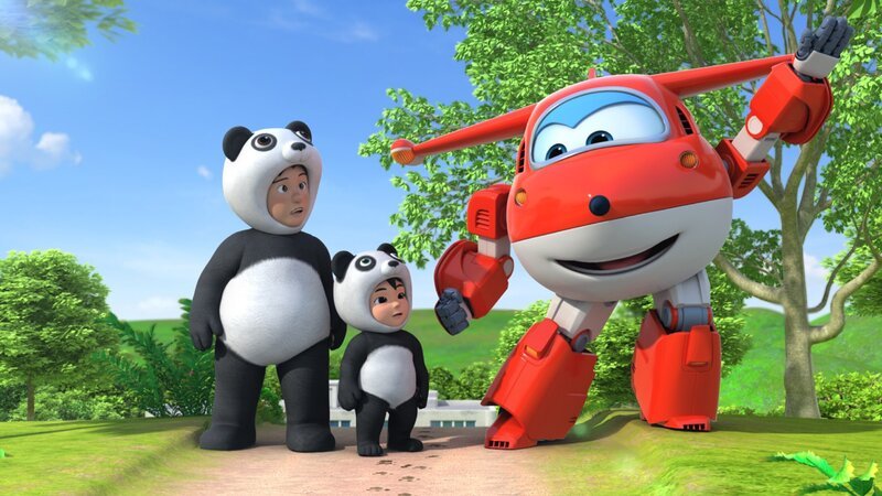Jett liefert ein Paket an den kleinen Wang (m.) aus Chengdu in China, der sich ein Pandakostüm gewünscht hat. Sein Vater arbeitet in der örtlichen Panda-Forschungseinrichtung und mit diesem Kostüm darf er nun endlich mit ihm zusammen die Pandas füttern. – Bild: Super RTL
