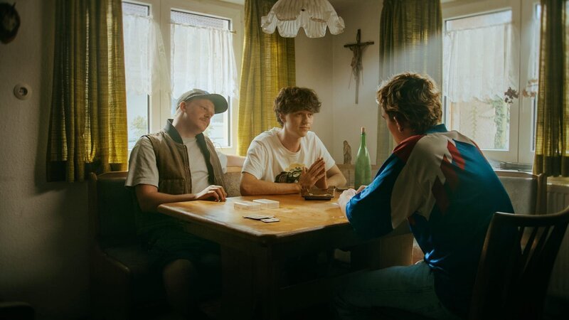 BlaBla (Sebastian Jakob Doppelbauer, l.), Carlo (Jeremias Meyer, M.) und Aydin (David Ali Rashed, r.) diskutieren die Idee, eine WG im frisch besetzten Haus zu gründen. – Bild: ZDF