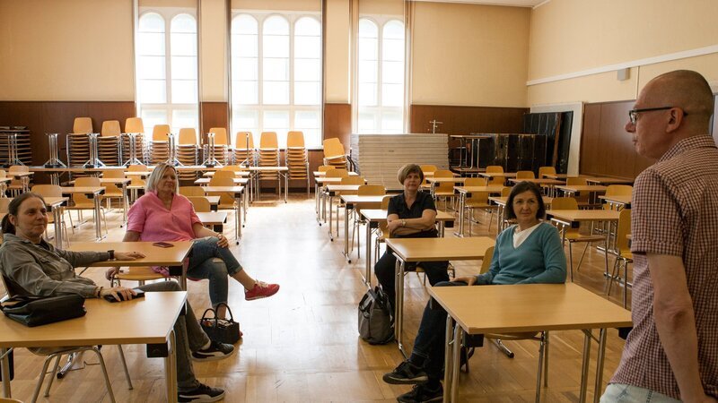 Die Aula der ehemaligen EOS Lenin ist kaum verändert: hier kommen Erinnerungen auf. – Bild: ZDF