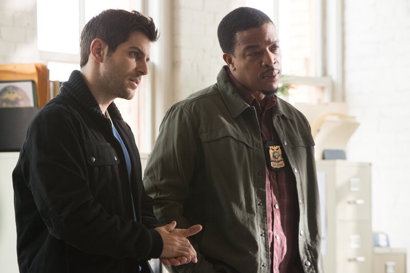 Eine Reihe von brutalen Verbrechen lockt Nick (David Giuntoli, l.) und Hank (Russell Hornsby, r.) in Portlands Kanalisation. Die Verantwortlichen dafür spielen sogar mit dem Leben der Polizisten … – Bild: MEI2 /​ RTI S.p.A. Interactive Media – Mediamond S.p.a., RTI spa, Gruppo Mediaset