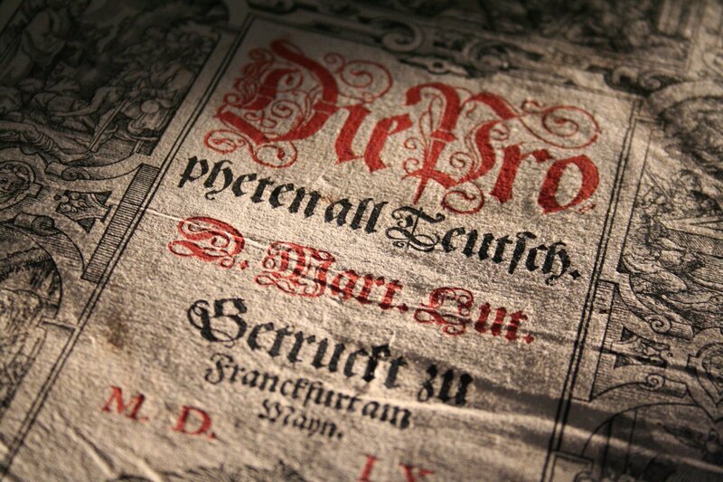 Im Gutenberg-Museum in Mainz. – Bild: ZDF und BR/​INTER/​AKTION