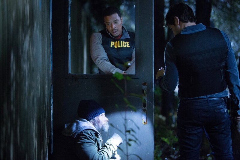 Nick (David Giuntoli, r.) und Hank (Russell Hornsby, hinten) glauben, die Straftäter gefunden zu haben, aber diese sind schlauer als gedacht und schicken einen Obdachlosen (William Ward, vorne) vor … – Bild: TVP