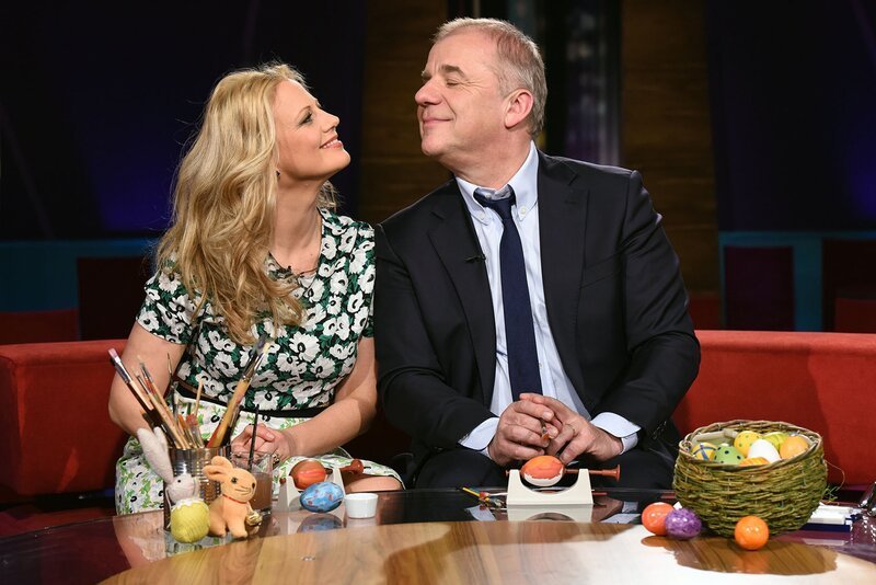 Barbara Schöneberger und Hubertus Meyer-Burckhardt sind die Gastgeber der NDR Talk Show. – Bild: NDR/​Uwe Ernst