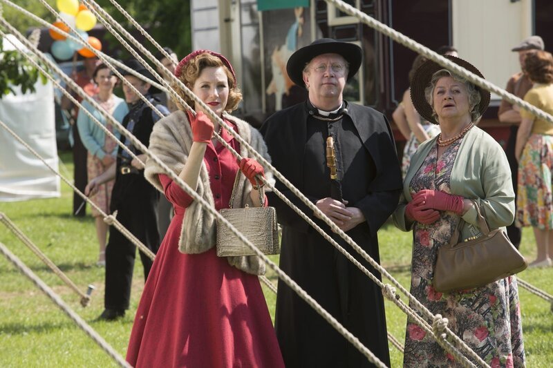 Lady Felicia (Nancy Carroll, l.), Father Brown (Mark Williams, m.) und Mrs McCarthy (Sorcha Cusack, r.) bestaunen das Treiben des Zirkus. – Bild: Gary Moyes