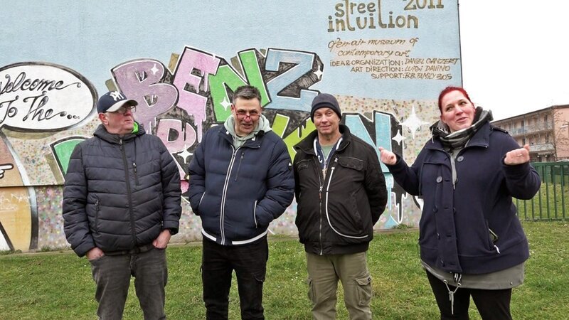 Carsten (2.v.li.) besucht mit Antje (re.) Mannheim – und trifft Michael und Lothar. – Bild: RTLZWEI