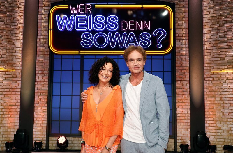 Als Kandidat:innen zu Gast bei „Wer weiß denn sowas?“: Schauspielerin Barbara Wussow (l.) und ihr Bruder, der Schauspieler Sascha Wussow (r.). – Bild: ARD/​Morris Mac Matzen