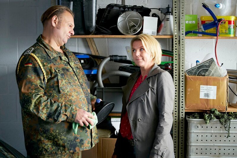 Eva (Mirja Boes) fragt Kurt (Oliver Fleischer) nach einem Beulensauger. – Bild: MG RTL D /​ Guido Engels