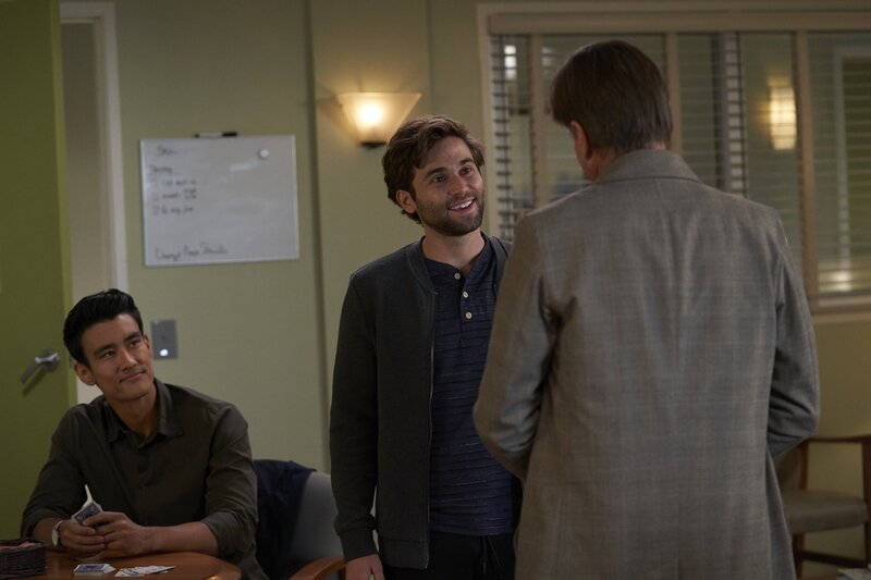 (v.l.n.r.) Dr. Nico Kim (Alex Landi); Dr. Levi Schmitt (Jake Borelli); Daniel Schwartz (Peter Strauss) – Bild: American Broadcasting Companies, Inc.