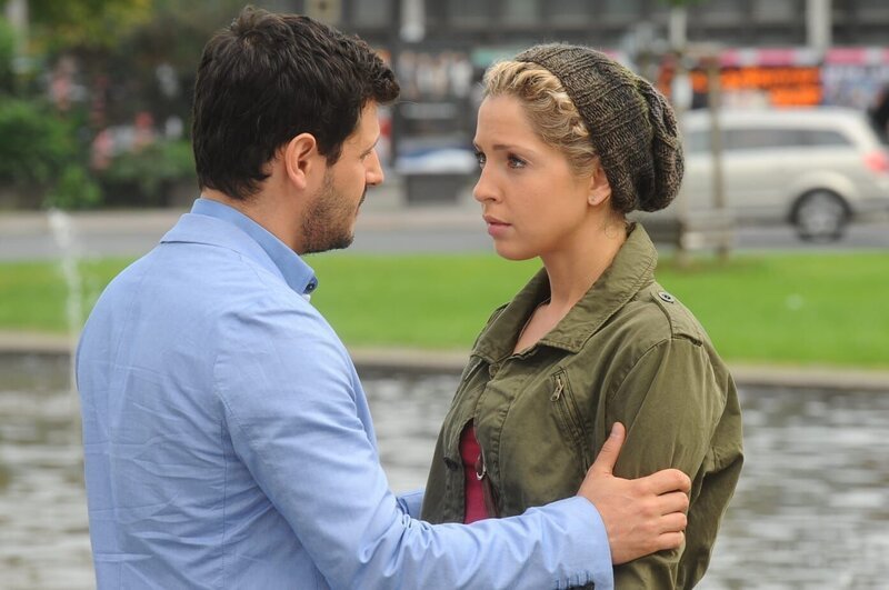 Im Angesicht des Abschieds kommen sich Luca (Manuel Cortez, l.) und Nina (Maria Wedig, r.) noch einmal sehr nah … – Bild: SAT.1 /​ Oliver Ziebe Eigenproduktionsbild frei