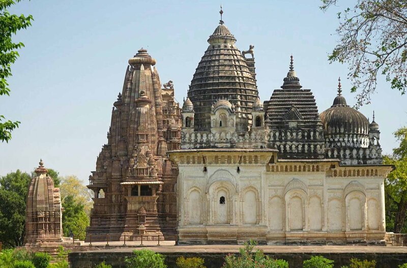 Das Kamasutra ist eine der wichtigsten Schriften des Hinduismus und wurde im Tempel von Khajuraho in Madhya Pradesh von Bildhauern in Stein verewigt. – Bild: Elephant Doc