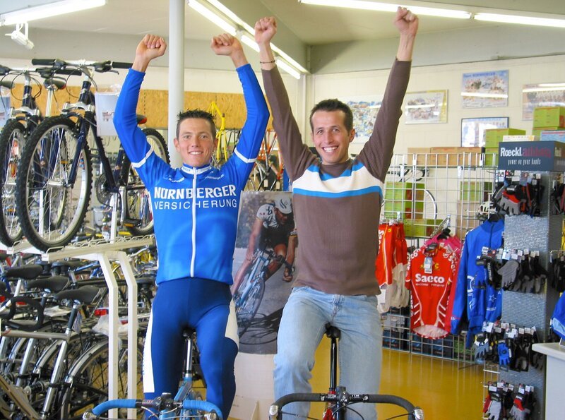 Willi Weitzel und Radrennprofi Christian Werner, den Willi zum Wettrennen auf dem Hometrainer herausfordert. – Bild: BR/​Megaherz