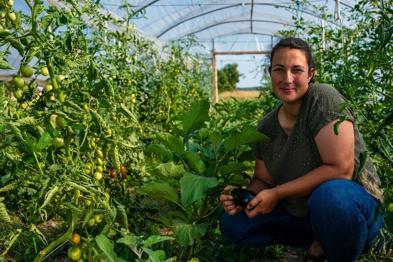 Der Biohof Pex liegt im Landkreis Deggendorf am Rande des Gäubodens. Anna hat Landwirtschaft studiert und den Hof gemeinsam mit ihrem Mann Fabian übernommen. Ihr Tag beginnt um 5 Uhr morgens und vor 21 Uhr gibt es in der Regel keinen Feierabend für sie. Gemüseanbau und die Zucht von Krainer Steinschafen sind die Hauptstandbeine des Betriebs. Anna Spezialität ist das Fermentieren von Lebensmitteln. Auch für das Landfrauenküche-Menü serviert sie fermentierte Zutaten. – Bild: Moritz Sonntag /​ BR, megaherz gmbh