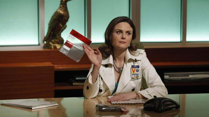 Dank Brennans (Emily Deschanel) Einsatz ist schnell klar, um wen es sich bei dem Toten handelt, der bei der Überflutung des U-Bahn-Tunnels ans Tageslicht befördert wurde. – Bild: TVNOW /​ FOX