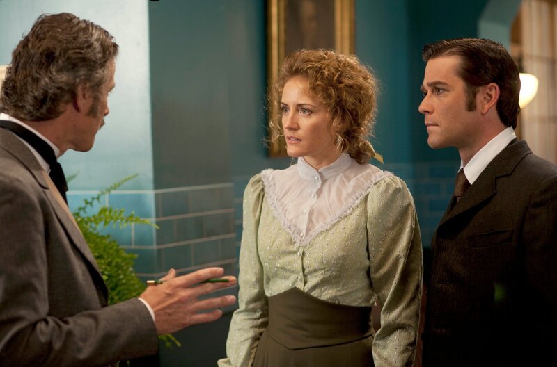 Von links nach rechts: Helene Joy (Dr. Julia Ogden), Yannick Bisson (Detective Murdoch) – Bild: WDR/​Stephen Scott