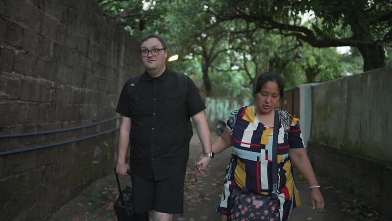 Forrest McKenzie and Sheena Peñaranda hold hands on their walk to Sheena’s parents house. – Bild: Warner Bros. Discovery, Inc. or its subsidiaries and affiliates. All rights reserved.