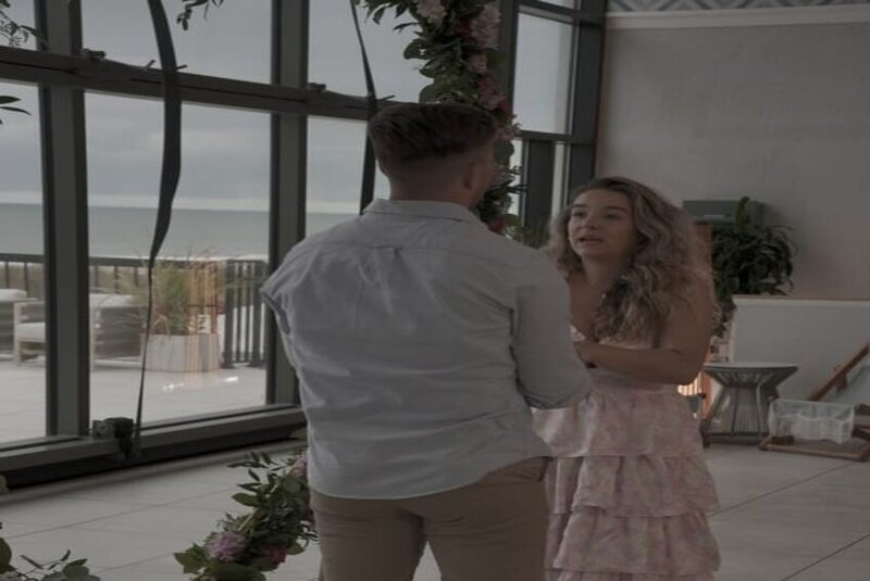 Colin Dooley surprise proposing to Baylen Dupree – Bild: Warner Bros. Discovery, Inc. or its subsidiaries and affiliates. All rights reserved.