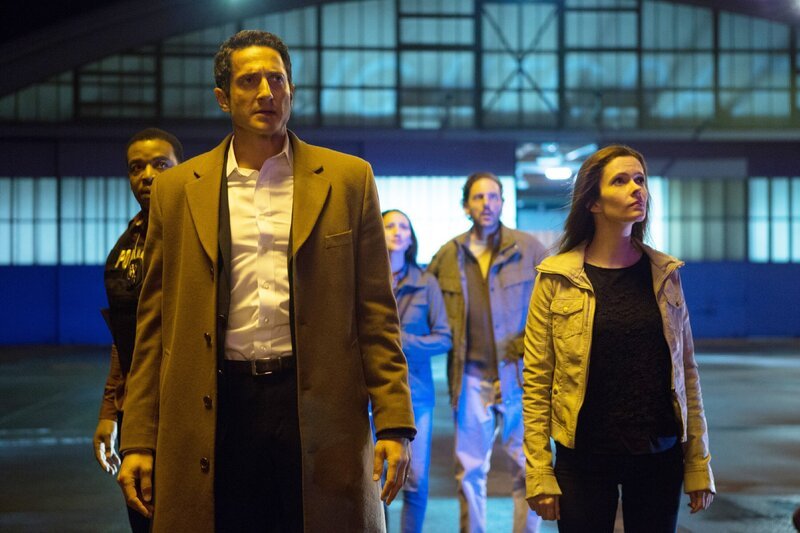Bei ihrem verzweifelten Kampf gegen die Zombieapokalypse bekommen (v.r.) Juliette (Bitsie Tulloch), Monroe (Silas Weir Mitchell) und Rosalee (Bree Turner) Unterstützung von Captain Renard (Sasha Roiz) und Hank Griffin (Russell Hornsby). – Bild: Sky Atlantic
