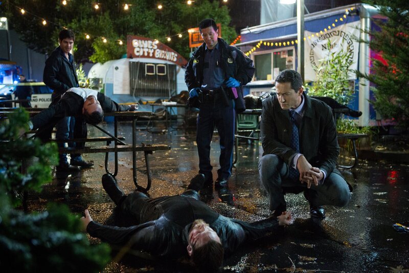 Dass ausgerechnet Captain Renard (Sasha Roiz, r.) der neue Liebhaber von Juliette sein soll, trifft Nick (Davis Giuntoli, l.) hart, doch bei der Arbeit und vor Sargent Wu (Reggie Lee, M.) müssen beide ihr Gesicht wahren – leichter gesagt, als getan … – Bild: TVP