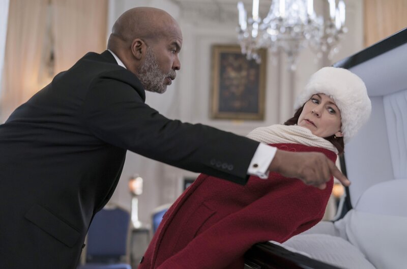 David Alan Grier as Clark Greene Jr. and Carrie Preston as Elsbeth Tascioni (photo credit in source). – Bild: CBS