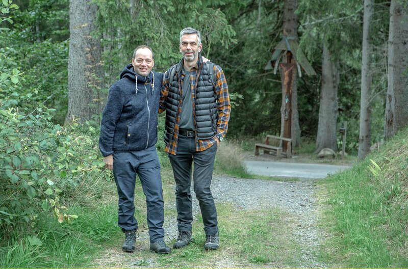 Marius und Heiko sind heute ein glückliches Paar. Bis sie bereit waren, zu ihrer Liebe zu stehen, war es jedoch ein langer Weg, der sie viel gekostet hat – unter anderem ihren Traumberuf Priester. – Bild: SWR/​AV Medien