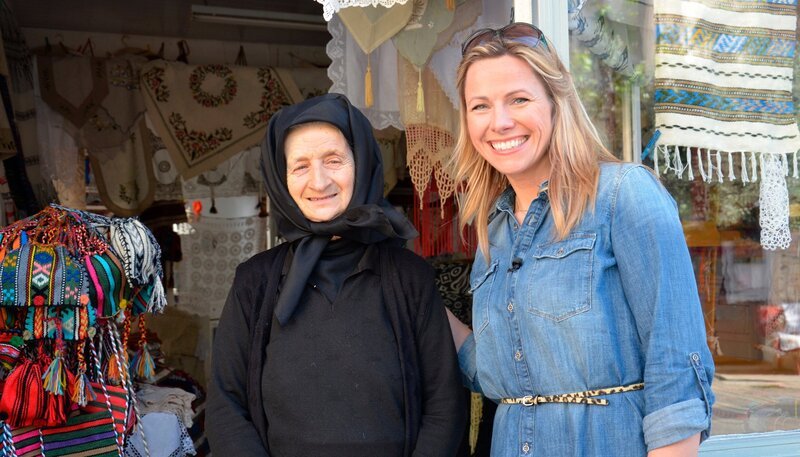Moderatorin Andrea Grießmann (r) mit einer Bewohnerin des Bergdorfes Anogia. – Bild: HR/​WDR/​Sabine Fricke