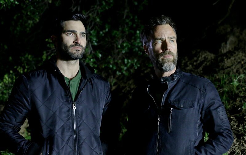 Derek Hale (Tyler Hoechlin l.) und Chris Argent (JR Bourne) – Bild: RTL